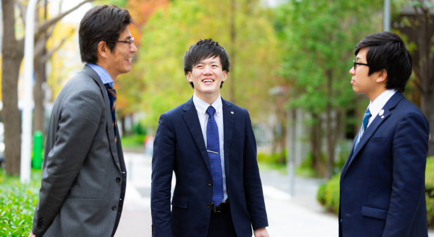 3人で話し合っている写真