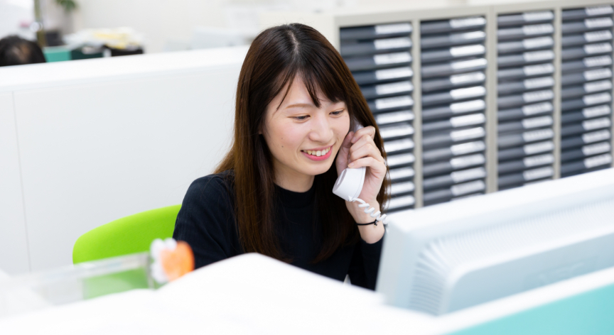 電話応対中の様子